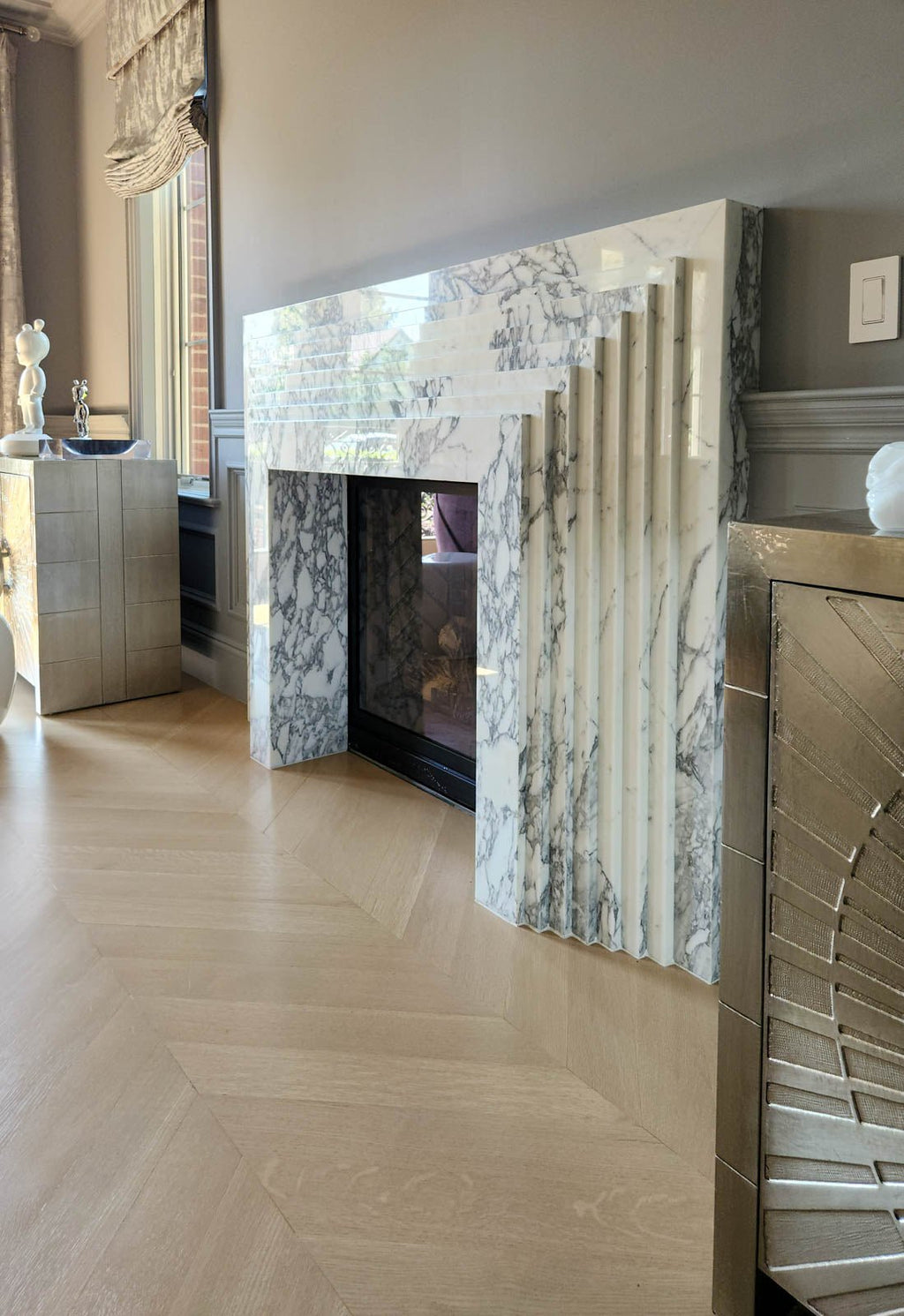 Arabescato Marble La Gigi 80 Fireplace - Luxury Room Context View | Stonegems